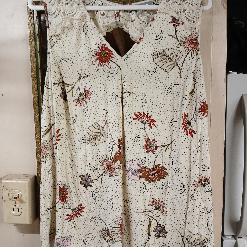 Floral Sleeveless Blouse with Lace Detail
